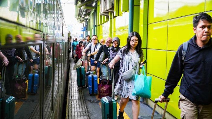 LIBUR-PANJANG-Suasana-Stasiun-Gambir-Gambir-Jakarta-Pusat-pada-Selasa-1352025-1
